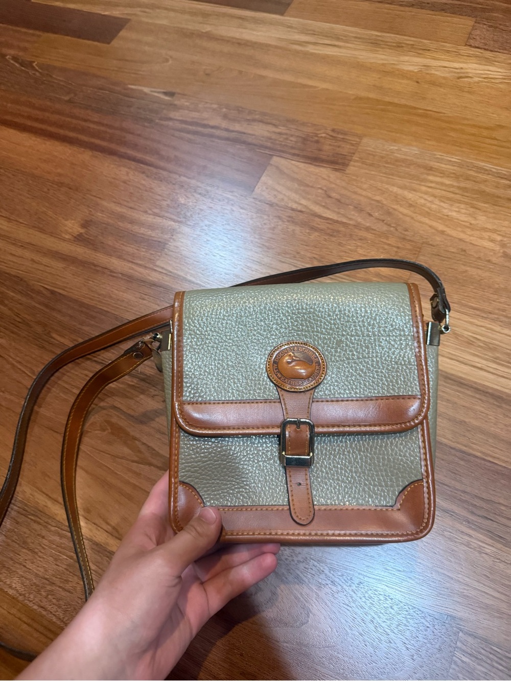 Vintage Dooney crossbody USE: